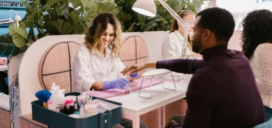 Pleasing de Harry Styles: A Revolução da Beleza de Celebridade e a Experiência Imersiva